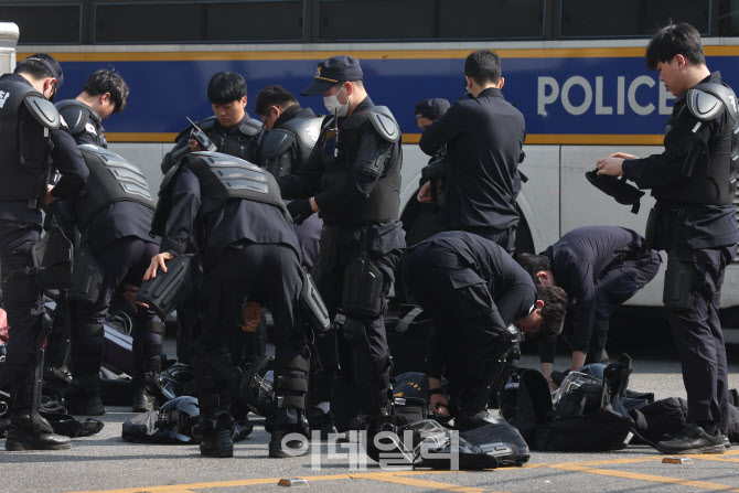 [포토]보호장비 착용하는 경찰
