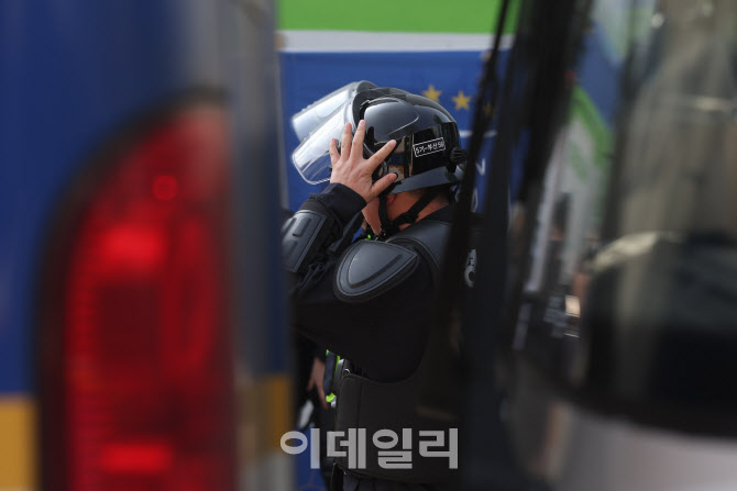 [포토]탄핵 심판 선고 앞두고 보호장비 착용하는 경찰