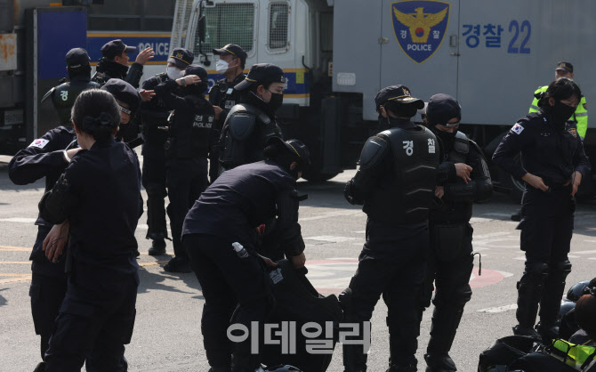 [포토]헌재 선고 앞두고 보호장비 착용하는 경찰