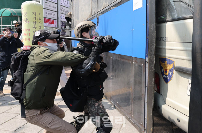 [포토]윤석열 파면, '차벽에 쇠파이프 휘두르는 윤 지지자'