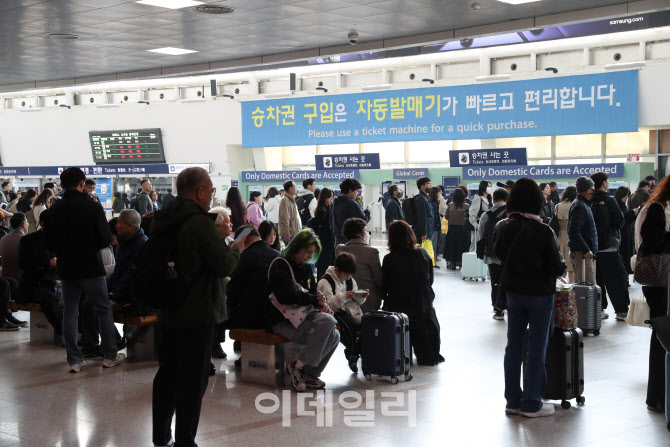 [포토] 평상같은 서울역 대합실