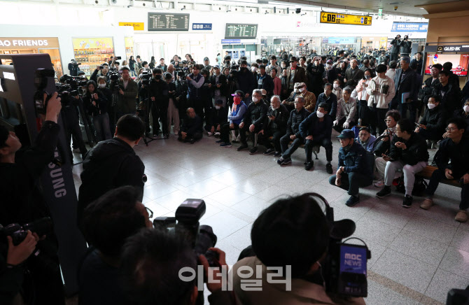 [포토] 서울역 대합실 TV 시청하는 시민들
