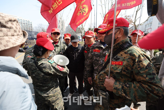[포토]헌재 만장일치 윤석열 파면, '망연자실한 지지자들'