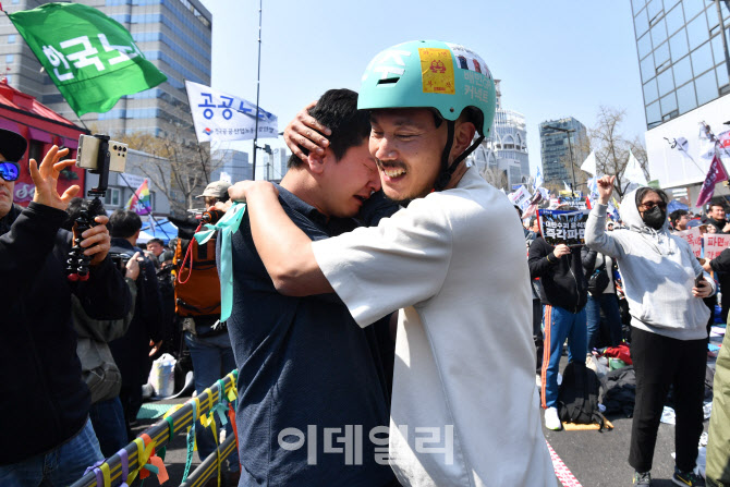 [포토]'윤 전 대통령 파면' 환호하는 시민들