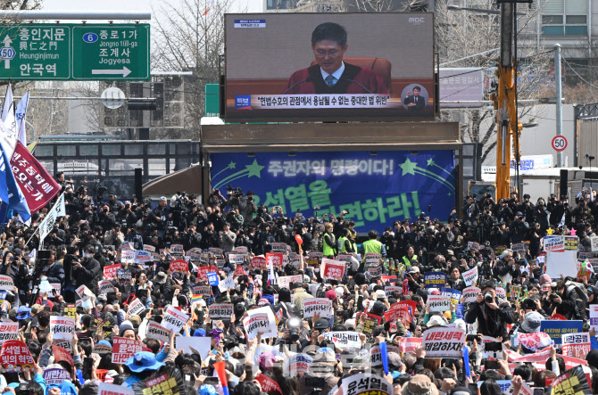 [포토]'윤석열 파면' 안국역 일대에서 환호하는 시민들