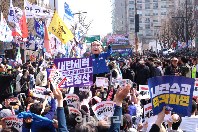 [포토]윤석열 파면 소식에 환호하는 시민들