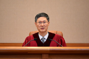 '22분 선고' 헌재 심판정에선 무슨 일이…"역사 죄인" 소란