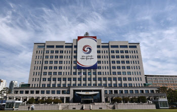 망연자실한 대통령실…핵심 참모진 일괄사의 표명