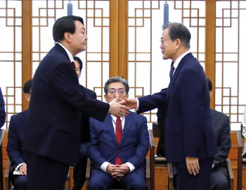 스타 강골검사에서 '헌정사 두번째' 파면 대통령 된 '윤석열'