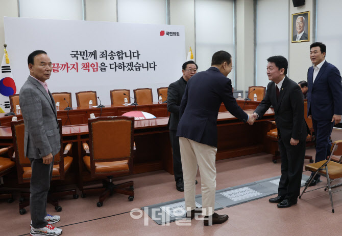 [포토]4선 이상 의원 간담회, '악수하는 권영세-안철수'