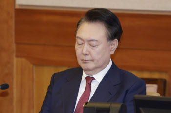 전현희 "尹 남의 집에서 뭐 하냐, 대통령놀이 그만"