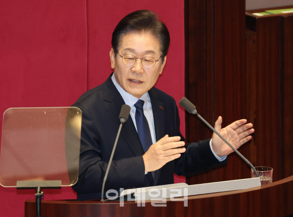 [속보]이재명 "헌법 5.18 정신·계엄 요건 강화 개정 가능"