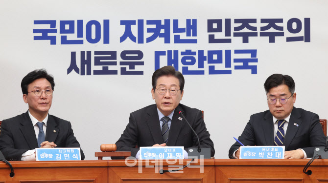 [포토]이재명, '5.18 정신 수록, 계엄요건 강화 개헌은 가능'