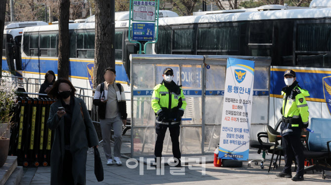 [포토]헌법재판소 앞 여전히 통제 중