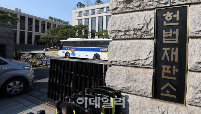 [포토]윤 전 대통령 탄핵 나흘째, 여전히 삼엄한 헌법재판소 경비