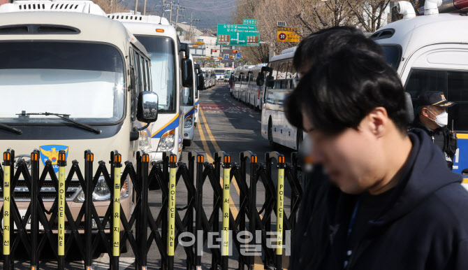 [포토]경찰 '경계강화' 단계로 하향했지만 여전히 통제중인 헌재 앞