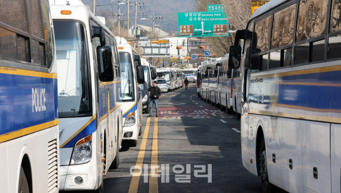 [포토]여전히 헌법재판소 앞 가득한 경찰 차벽
