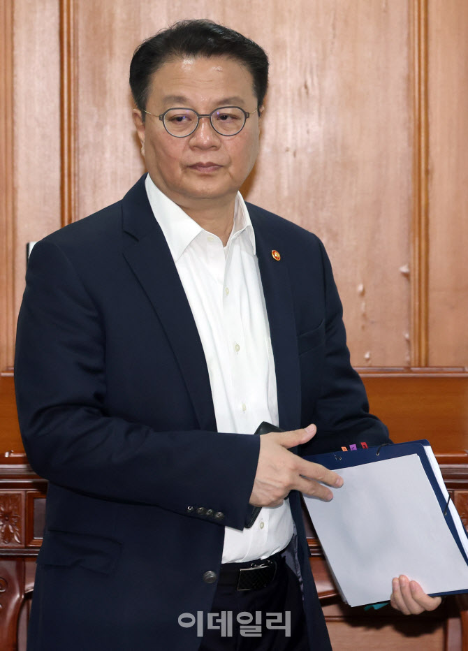 [포토]경제관계장관간담회 참석하는 방기선 국무조정실장