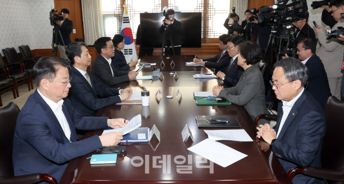 [포토]최상목 "다음주 '10조 추경안' 발표…통상·내수에 각 3~4조 지원"