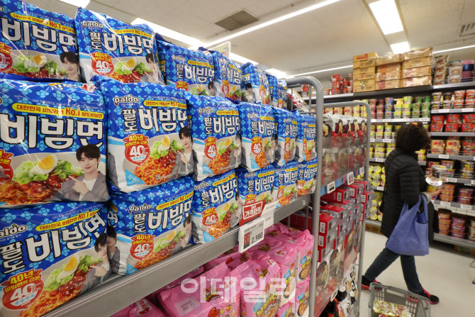 [포토]팔도 비빔면·왕뚜껑 2년 6개월만에 가격 인상