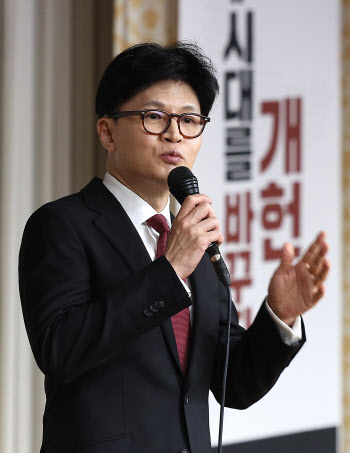 광화문광장, 맥아더동상, 국회계단…출마 선언 장소의 정치학