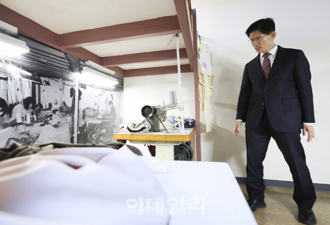 [포토]다락방 미싱 재현 전시실 둘러보는 김문수 전 장관