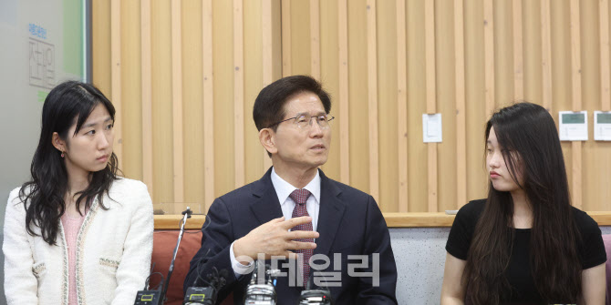[포토]청년들 만나 희망 메시지 전한 김문수 전 장관