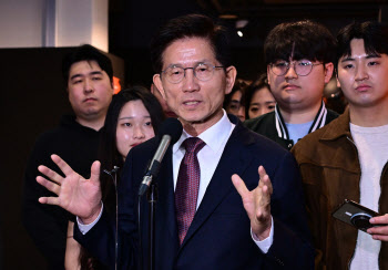 보수 1위 김문수, 출마 선언 이후 첫 행선지로 ‘전태일 기념관’ 택했다
