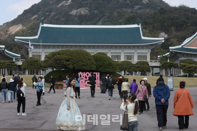 [포토]대통령 탄핵 이후 청와대 관람객 증가