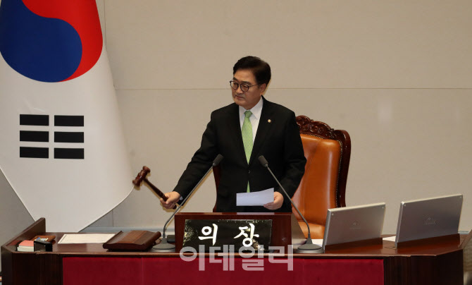 헌재 "대통령 권한대행 탄핵정족수는 151석"…논란 일단락
