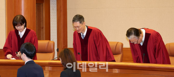 [포토]자리 착석하는 문형배-이미선-김형두 재판관