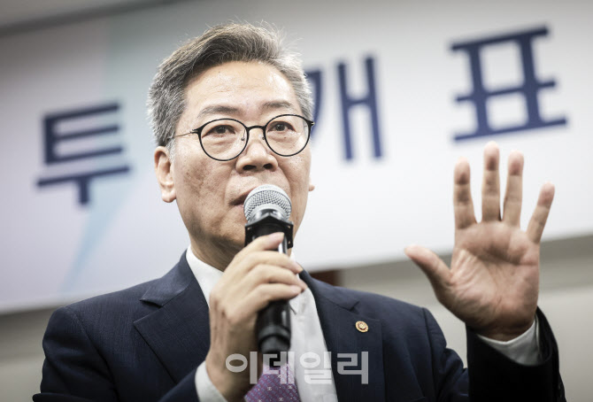 [포토]답변하는 김용빈 중앙선거관리위원회 사무총장
