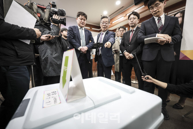 [포토]21대 대선 투표 시연회서 항의하는 박주현 변호사