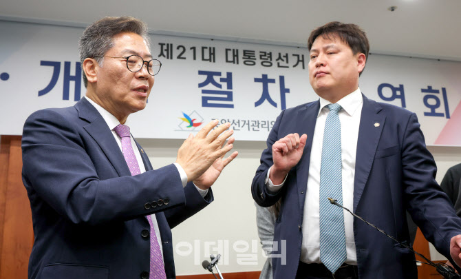 [포토]21대 대선 투표 시연장 찾아 항의하는 박주현 변호사