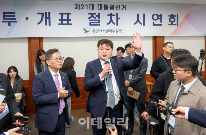 [포토]투표 시연장 찾아 항의하는 박주현 변호사