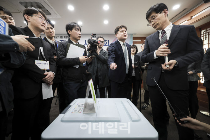 [포토]특수 봉인지 관련 항의하는 박주현 변호사