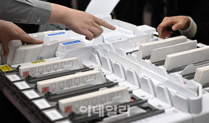 [포토]개표과정 시연하는 선관위