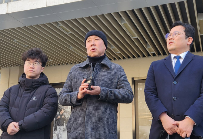 ‘尹탄핵 집회 도로점거’ 비상행동 운영위원장 경찰 출석