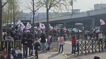 "환송해라" vs "김건희 구속"…尹 이사길 아수라장(종합)