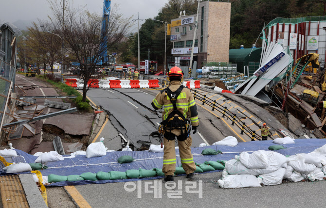 [포토]광명 신안산선 붕괴 사흘째