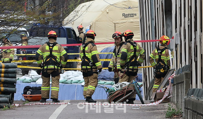 [포토]신안산선 공사현장 붕괴 현장, 악천후에 실종자 수색 난항