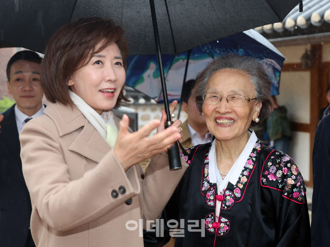 [포토]故 이승만 전 대통령 며느리와 인사 나누는 나경원