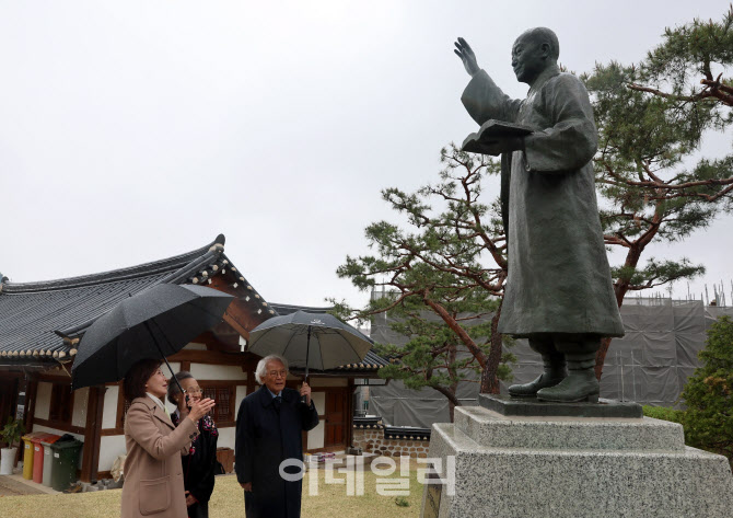 [포토]이승만 전 대통령 동상 살펴보는 나경원 의원
