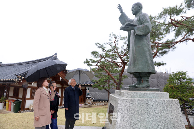 [포토]이승만 전 대통령 동상 살펴보는 나경원