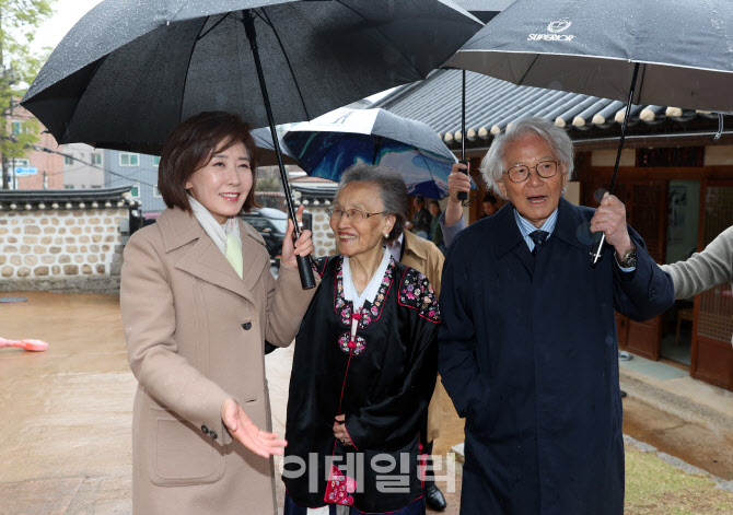 [포토]이승만 전 대통령 사저 둘러보는 나경원