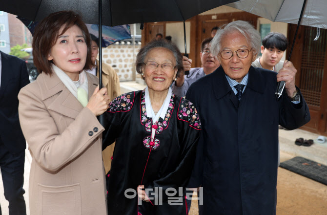[포토]故 이승만 전 대통령 사저 이화장 둘러보는 나경원