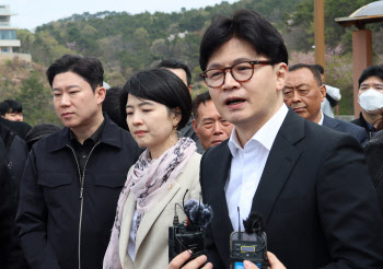 ‘라방’ 켠 한동훈 “내 정치, 대통령 지원도 못 받아”