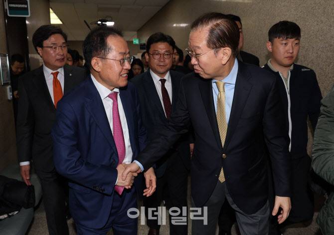 [포토]악수하는 권영세-홍준표