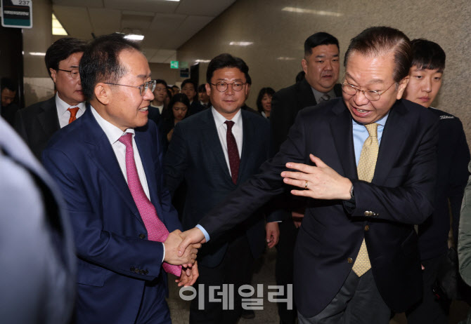 [포토]면담 마친 홍준표, '권영세 비대위원장과 악수'