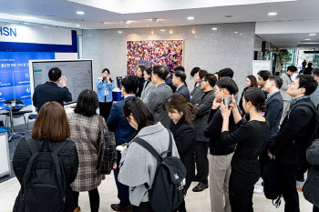 국회서 열린 ‘법률, AI와 만나다’… 조국혁신당 리걸테크 체험전 개최